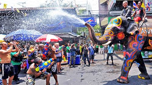 Các công cụ để té nước vào người nhau trong ngày Tết Songkran rất đa dạng, từ xô, chậu, súng phun nước cho tới voi